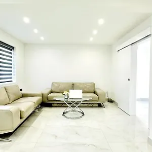 Holiday home Beautiful 3 Bedroom House In London -ensuite Bed